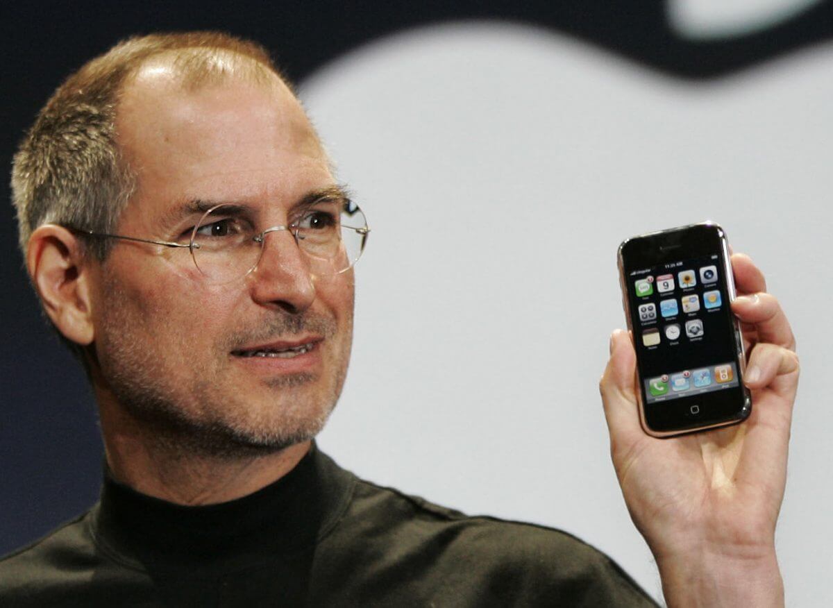 Steve Jobs no lançamento do primeiro iPhone - Paul Sakuma/Associated Press/Estadão Conteúdo