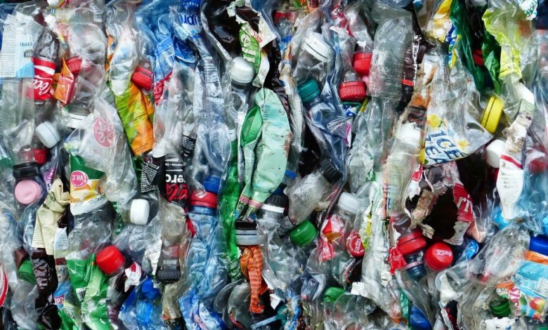 Reciclagem plástico - Disponibilizado por Hans Braxmeier em Pixabay